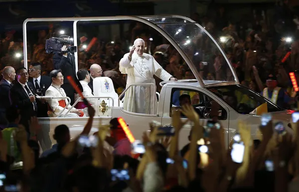 همزمان با سفر پاپ به فیلیپین، تدابیر شدید امنیتی در این کشور به اجرا گذاشته شده است. مردم فیلپین به شدت به پاپ علاقه&zwnj;مندند و امیدوارند این سفر به خوبی پایان یابد. دستگاه&zwnj;های امنیتی و انتظامی فیلیپین از هزاران نیروی امنیتی برای تأمین امنیت پاپ در این سفر استفاده کرده&zwnj;اند. /REUTERS