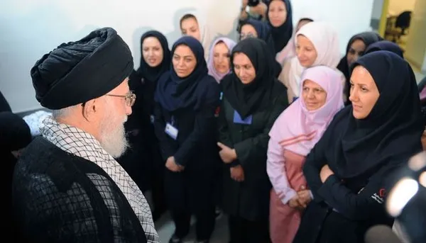 رهبر انقلاب از بیمارستان مرخص شدند. ایشان پیش از ترک بیمارستان با حضور در جمع کادر درمانی و پرستاران از نزدیک از آنان تشکر کردند./Leader O.W
