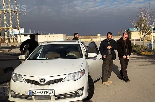 سه نفر از افراد کشته شده حادثه که امروز در شهرک دفاع مقدس رخ داد شامل محمدجواد شریفی&zwnj;راد، رضا فرجی و مهدی مرادی از کارمندان رسمی شبکه یک بوده&zwnj;اند.ده نمکی با چهره ای بهت زده وارد صحنه انفجاری می شود که لحظاتی پیش همکارانش در آن جان خود رو از دست داده اند
