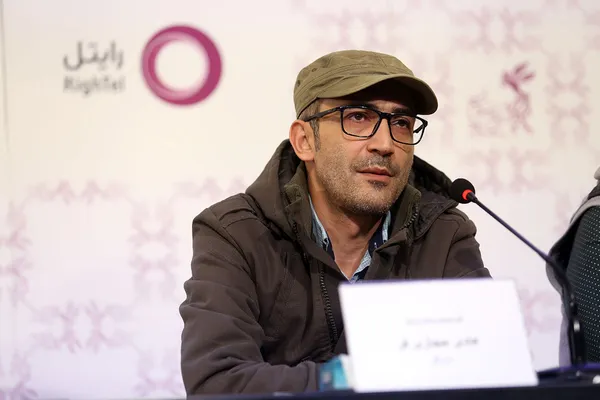 ایستاده در غبار