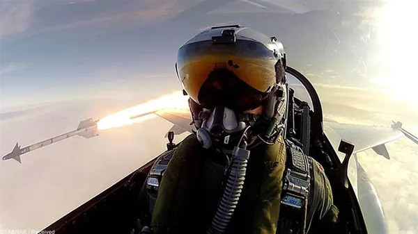 خلبان زبده جنگنده اف ۱۶ نیروی هوایی سلطنتی دانمارک، در حال شلیک راکت /COURTESY ROYAL DANISH AIR FORCE

