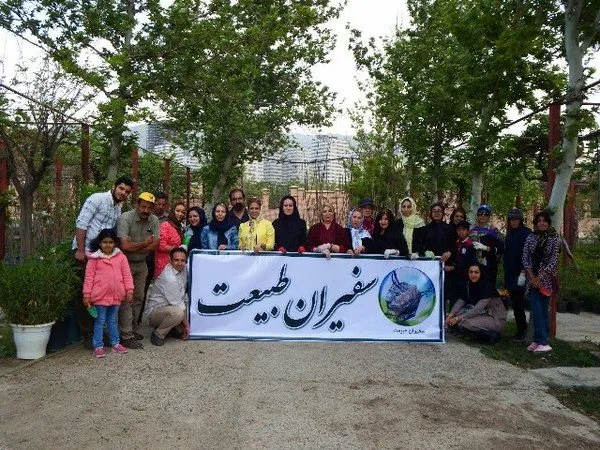 در شهر تهران برنامه ی گردهمایی و هم اندیشی سفیران طبیعت، دوستداران محیط زیست و دوستان عزیز درختکاران در باغ ملی گیاه شناسی ایران برگزار شد.
