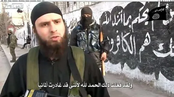 مجدی ۲۴ ساله آرایشگر دورگه آلمانی ـ تونسی ساکن فرانکفورت و دارای سبک زندگی غربی بود. بیلد می&zwnj;نویسد، او همیشه به پارتی&zwnj;های مختلط می&zwnj;رفت و مشروبات الکلی می&zwnj;نوشید. مجدی پس از فارغ&zwnj;التحصیلی، دیپلم آرایشگری گرفت و یک سالن در اوفن&zwnj;باخ اجاره کرد. اولین ارتباط وی با سلفیون فرانکفورت در همین سالن آرایشگری شکل گرفت. وقتی مجدی به شهر خودش برگشت، دیگر کسی او را نمی&zwnj;شناخت، چون همواره یک لباس سفید بلند به تن داشت و ریش می&zwnj;گذاشت. وقتی از او پرسیدند &zwnj;چرا آرایشگری را کنار گذاشت، مدعی شد: &laquo;امور دنیوی دیگر برای من جذابیتی ندارند&zwnj;&raquo;.