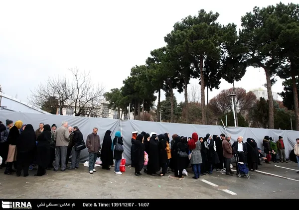 یک صف دیگر در حاشیه فروش بهاره در مصلی بزرگ امام خمینی(ره) تهران، دوشنبه ۷ اسفند ۱۳۹۱