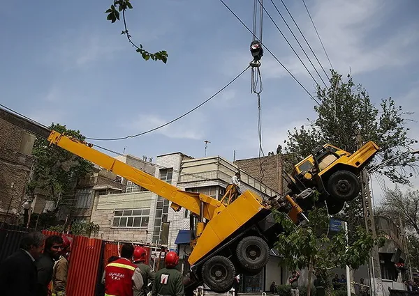 یک دستگاه جرثقیل صبح روز جمعه به دلیل رعایت نکردن موارد ایمنی در حین عملیات ساختمانی در خیابان نبرد تهران بر روی ساختمان مجاور واژگون شد/TASNIM
