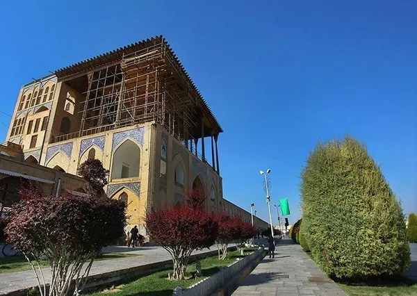 نزدیک ده سال است که بازدیدکنندگان،عمارت عالی قاپو را با داربست&zwnj;های فلزی می بینند.ناصر طاهری، معاون اداره کل میراث فرهنگی استان اصفهان معتقد است که وجود داربست&zwnj;ها نشانگر اهمیت دادن به بنا بوده و ممکن است این داربست&zwnj;ها تا پایان عمر بنا وجود داشته باشند.TASNIM
