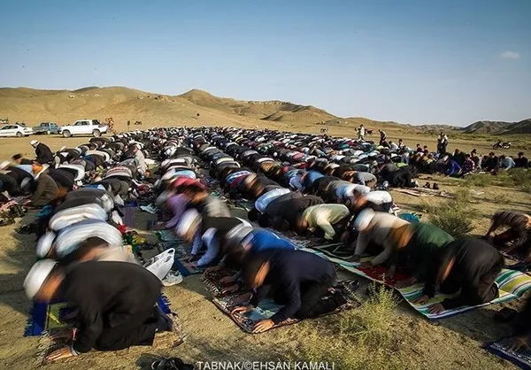 نماز عید در میدان باز روستا انجام می شود و مردم چندین روستا برای برگزاری این نماز به این محل می آیند.