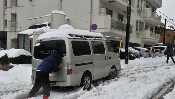 در جریان بارش برف و کولاک شدید در ژاپن، تا کنون مرگ سه تن گزارش شده است/شینهوا
