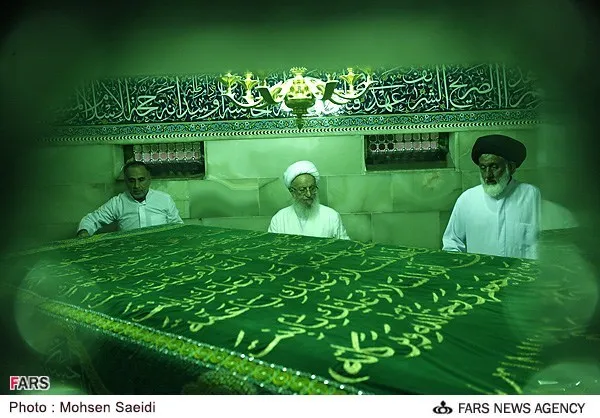 حضور آیت الله مکارم شیرازی در غبار روبی حرم حضرت معصومه(س)
دوشنبه 18 شهریور ماه 1392
