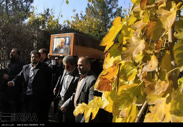 مراسم تشییع پیکر استاد کاظم معتمدنژاد پدر علم ارتباطات ایران، صبح شنبه 16 آذرماه، با حضور برخی مسئولان، دانشجویان و مشاور رسانه ای رئیس جمهور، از مقابل دانشکده علوم اجتماعی دانشگاه علامه طباطبایی برگزار شد