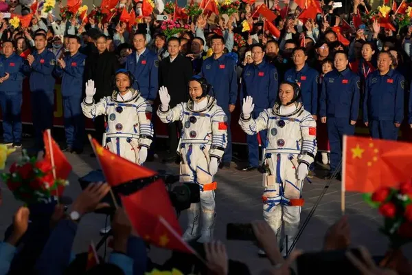 مغولستان داخلی، چین ــ فضانوردان مأموریت Shenzhou-17، در مرکز پرتاب ماهواره Jiuquan: از سمت چپ، جیانگ شینلین، تانگ هونگبو و تانگ شنجی