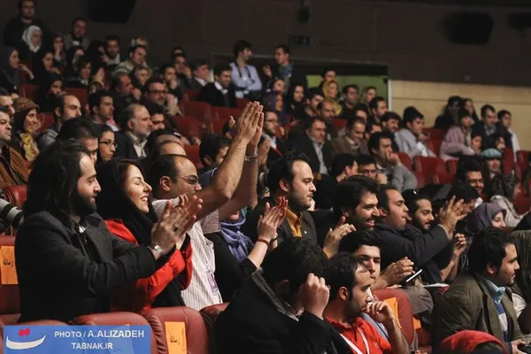 تشویق مداوم پوران درخشنده توسط حاضران