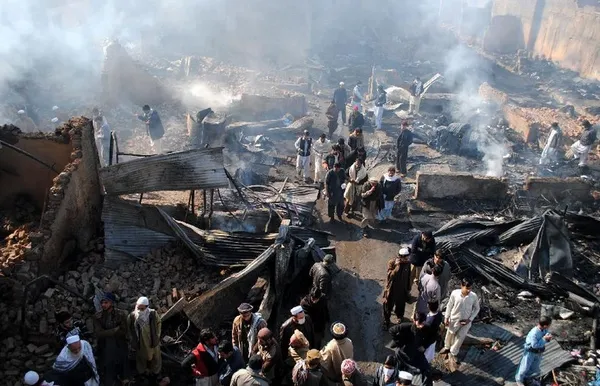 در آتش سوزی ۱۲۰مغازه در بازار پیشاور پاکستان، یک نفر کشته و چهارنفر زخمی شدند(Xinhua/Umar Qayyum
