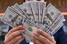 دلار در آستانه ۲۳۰ هزار تومان تغییر مسیر داد/ بازار در انتظار تصمیم جدید بانک مرکزی