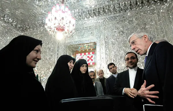 جک استراو رییس گروه دوستی پارلمانی انگلیس و ایران روز پنج شنبه با خانواده شهدای ترور دیدار کرد/عکس: مرضیه سلیمانی-ایرنا
