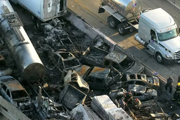 منچاک، ایالات متحده ـ تصادف چند وسیله نقلیه در I-55 در لوئیزیانا. در این رخداد یک ابر مه دود ناشی از آتش سوزی مرداب ها و غبار غلیظ صبحگاهی باعث این تصادف شد.