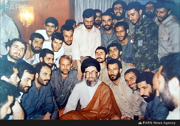 9. دیدار جمعی از پاسداران انقلاب اسلامی با آیت&zwnj;الله&zwnj; خامنه&zwnj;ای در نهاد ریاست جمهوری -1365
