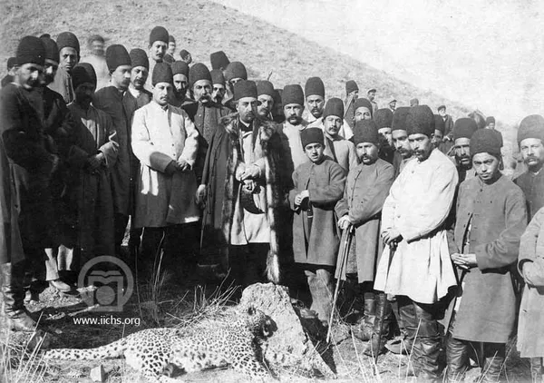 [182- 4ع]
دوشان تپه؛ شکار پلنگي که به نام مظفرالدين‌ شاه تمام شده است. در کنار شاه اين افراد حضور دارند: جعفرقلي خان حاجب الدوله، عزيزالسلطان، ناصرالسلطنه، مجدالدوله، آصف السلطنه، رئيس‌الخاقان و اکبرخان ‌نايب ناظر سابق (1314ق)