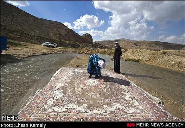شستشوی فرش در رودخانه در بجنورد