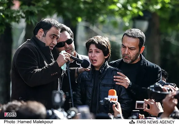 سرانجام پیکر عسل بدیعی بامداد روز یکشنبه پس از تشییع از مقابل خانه هنرمندان بخ قطعه هنرمندان بهشت زهرا انتقال یافت و به خاک سپرده شد. مرگ عسل بدیعی بازیگر سینما در کنار خبر اهدای اعضای بدن او پس از مرگ مغزی وی یکی از مهم ترین اخبار کشور در هفته گذشته بود. در این تصویر جانیار فرزند او در کنار پدرش، ابوالفضل عرب نیا دیده می شود.
یکشنبه 18-01-92
