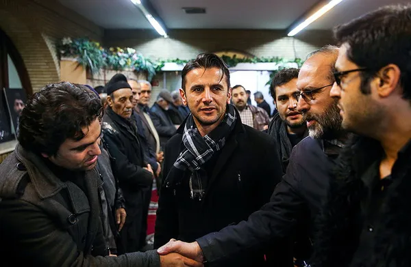 امین حیایی در مراسم یادبود کشته&zwnj;شدگان حادثه&zwnj;ی انفجار در پشت صحنه پروژه &laquo;معراجی&zwnj;ها&raquo;/ایسنا
