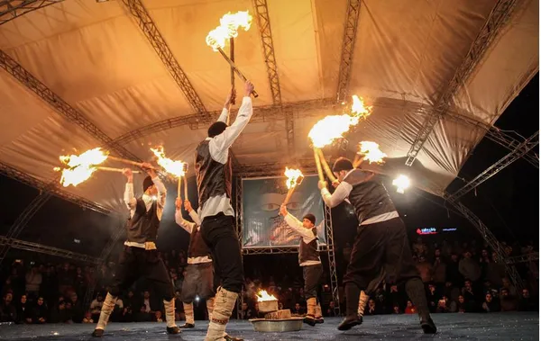 دومین روز سی و سومین جشنواره بین المللی تئاتر فجر بعداز ظهر جمعه در بخش تئاتر خیابانی در محوطه بیرونی تئاتر شهر برگزار شد./MNA
