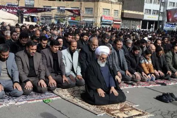 عزاداران زنجانی  با اجتماع در میدان انقلاب شهر زنجان، نماز ظهر عاشورا را به یاد آخرین نماز و راز و نیاز حضرت حسین ابن علی(ع) در صحرای کربلا ، اقامه کردند
