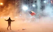 پلیس ضد شورش برای کنترل شادی مردم