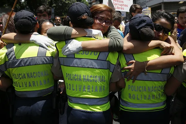 چند زن مخالف حکومت ونزوئلا در تظاهرات خود علیه نیکلاس مادورو در کاراکاس، تعدادی از پلیسان زن ضد شورش را در آغوش گرفتند. میانجی گران اتحادیه کشوری های آمریکای جنوبی روز پنجشنبه از حکومت این کشور و مخالفان آن خواستند به پشت میز مذاکره بازگردند. از ماه فوریه امسال که تظاهرات ضد حکومتی در این جامعه قطب بندی شده آغاز شده، تا کنون ۴۲ نفر از مردم کشته و ۸۰۰ نفر مجروح شده اند. همچنین ۳۰۰۰ نفر بازداشت شده اند که ۲۰۰ نفر آنها همچنان در زندان به سر می برند/Reuters
