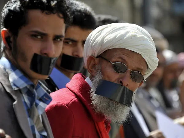 معترضان یمنی با دهان&zwnj;های چسب زده شده در شهر صنعا تجمع اعتراضی برگزار کردند./EPA
