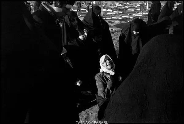 سوگواری خانواده یکی از شهدای انقلاب در بهشت زهرا