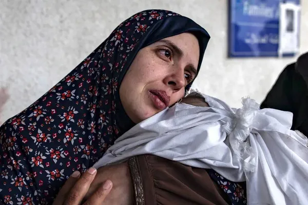 رفح، غزه ـ مادر داغدیده دختران دوقلو، اعضای یک خانواده فلسطینی که در اثر حمله هوایی رژیم صهیونیستی کشته شدند.