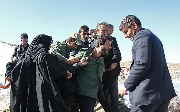 حزن و اندوده خانواده زنی که دیروز در سد یخ بسته منطقه رودخانه پلنگی در روستای چهار گنبد شهرستان سیرجان غرق شده. متوفی صبح روز شنبه با تلاش ماموران هلال احمر از آب بیرون کشیده شد/مهر
