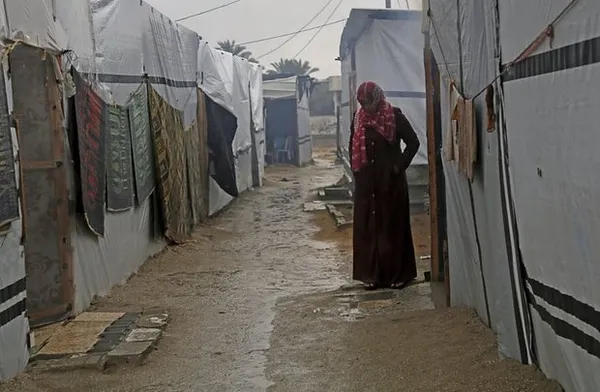 خانواده های فلسطینی پس از دست دادن خانه های خود در حملات بی رحمانه رژیم اسرائیل با وجود شرایط سخت آب و هوایی در خانه های موقت اسکان دارند.
