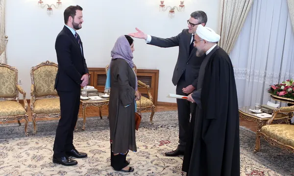 سفرای جدید پنج کشور فیلیپین، قبرس، گرجستان، بوسنی و هرزگوین و نیوزیلند در تهران، روز سه شنبه در دیدار با حجت الاسلام حسن روحانی رییس جمهوری، استوارنامه خود را تقدیم کردند/IRNA
