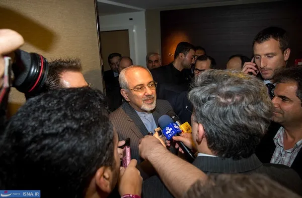 ظریف علیرغم خستگی زیاد، پاسخگوی خبرنگاران می باشد