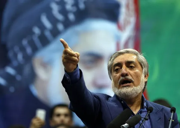 پس از آنکه اعلام شد، بنا بر نتایج اولیه دور نهایی انتخابات ریاست جمهوری افغانستان، اشرف غنی احمدزی با&zwnj; بیش از ۵۶ درصد آرا، پیشتاز این انتخابات است، عبدالله عبدالله رقیب اصلی او در انتخابات گفت، &laquo;بی&zwnj;گمان و بی&zwnj;شبهه، یک روز اجازه حکومت تقلب را در این کشور نمی&zwnj;دهیم&zwnj;&raquo;. عبدالله عبدالله روز سه&zwnj;شنبه در یک سخنرانی در میان هواداران خود در کابل ـ که&zwnj; مستقیم از برخی رسانه&zwnj;های افغان نیز پخش می&zwnj;شد ـ گفت: &laquo;بدون شک و شبهه برنده انتخابات ما هستیم&zwnj;&zwnj;&raquo;. وی افزود: &laquo;فشار، تهدید، تطمیع، از هر جا و از هر مرجع، هیچ&zwnj;کدام در مورد ما کارساز نیست. اطمینان می&zwnj;دهم که ما از رأی مردم دفاع می&zwnj;کنیم و حکومت با رأی تقلب را نمی&zwnj;پذیریم&zwnj;&raquo;. او اظهار داشت: &laquo;به دلیل جلوگیری از بحران، خواستار بازبینی آرا شدیم، ولی بی&zwnj;شرمانه این صدای ما را نادیده گرفتند. این به یادتان باشد&raquo; و تأکید کرد: &laquo;در ازای پول و مقام معامله نمی&zwnj;کنیم&zwnj;&raquo;. /Reuters-RFE/RL
