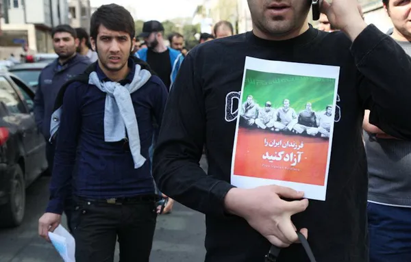در حالی که در پی فراخوان سایت های خبری و  برخی شبکه&zwnj;های اجتماعی، قرار بود روز پنجشنبه در اعتراض به آزاد نشدن مرزبانان ایرانی ربوده شده توسط جیش&zwnj;العدل٬ تجمعی مقابل سفارت پاکستان در تهران برگزار شود٬ پلیس مانع از برگزاری این تجمع شده و حاضران را پراکنده کرد. /ایسنا
