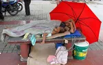 13 دسامبر 2011/ مانیل؛ فیلیپین
یک مادر و فرزندش در مرکز مانیل
