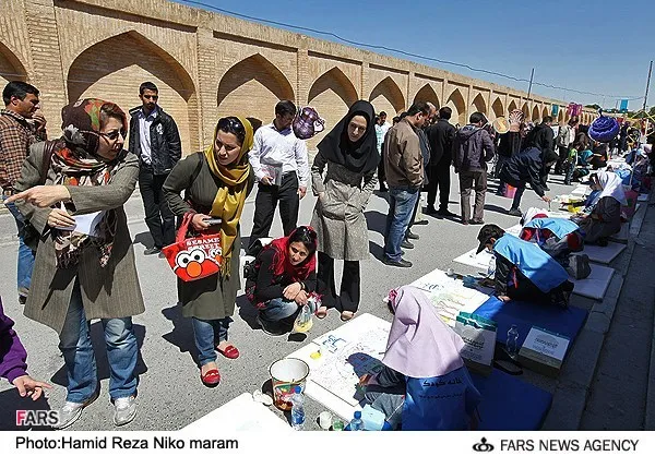 نقاشی ۳۳ کودک نقاش اصفهانی &zwnj;روی سی و سه پل به مناسبت روز اصفهان