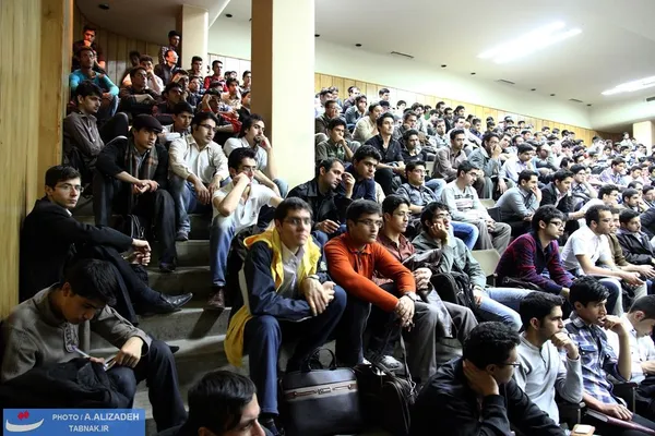 حضور پر شور دانشجویان دانشگاه باهنر کرمان در جلسه پرسش و پاسخ محسن رضایی