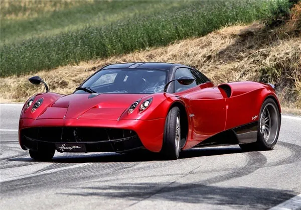 Pagani Huayra ایتالیایی سرعت 370 کیلومتر در ساعت و شتاب از صفر به 100 در 3.3 ثانیه است.