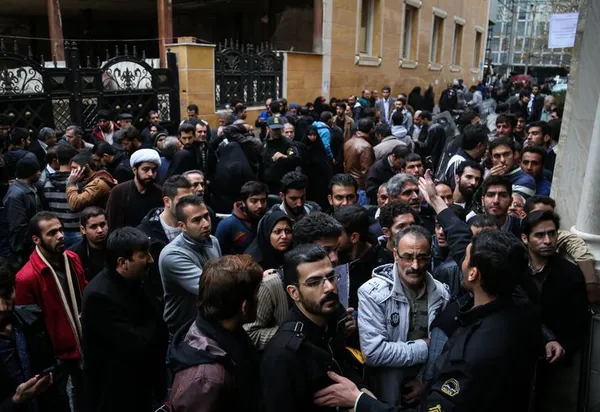 در آستانه فرا رسیدن اربعین حسینی، زائران کربلای معلی جهت حضور در مراسم عزاداری حضرت اباعبدالله الحسین (ع) همه روزه مقابل سفارت عراق در تهران جهت دریافت ویزا مراجعه می&zwnj;کنند./MNA
