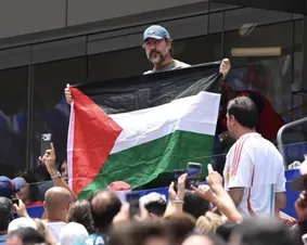 پرچم فلسطین در دست خاویر باردم در جام جهانی
