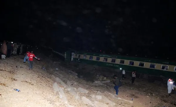 بر اثر وقوع انفجار در یک قطار در شهر کراچی پاکستان، ده تن از جمله چند کودک جان خود را از دست دادند. بر پایه گزارش&zwnj;ها، انفجار هنگامی رخ داد که قطار وارد ایستگاه &laquo;لاندی&raquo; &zwnj;و بر اثر این انفجار &zwnj;بخش اعظم این قطار تخریب شد/شینهوا
