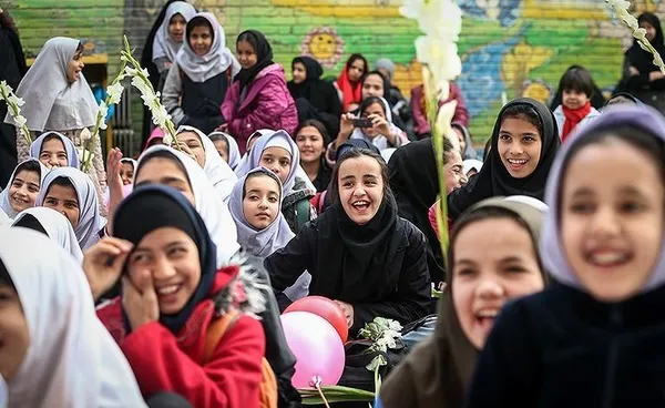 مراسم آغاز&zwnj;به&zwnj;کار سال تحصیلی کودکان کار و بدون اسناد هویتی در قالب تفاهم&zwnj;نامه همکاری بین شهرداری، آموزش و پرورش و انجمن حمایت از کودکان کار به صورت پایلوت کشوری در دو گروه دختر و پسر با حضور ۱۶۰ دانش&zwnj;آموز در منطقه ۱۲ تهران آغاز شد. /TASNIM