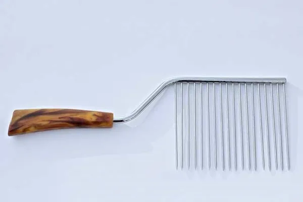 وسیله&zwnj;ای برای برش زدن کیک. به خصوص آن&zwnj;هایی که زیادی نرم هستند و تا چاقو می&zwnj;خورند متلاشی می&zwnj;شوند!