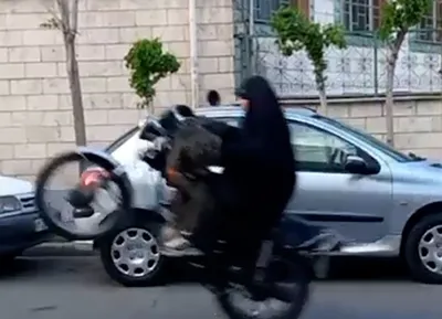 ویدیوی تک چرخ زدن دختر چادری