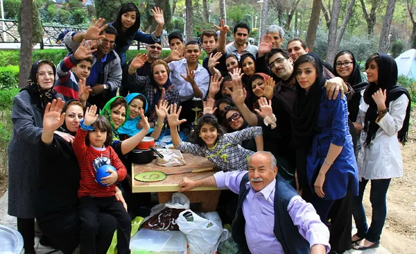 روز سه شنبه پایتخت نشینان با فرا رسیدن سیزدهمین روز از آغاز بهار، سیزده به درشان را با حضور در طبیعت شهر به سر کردند و از فضای سبز و هوای پاک بهره مند شدند. / TABNAK
