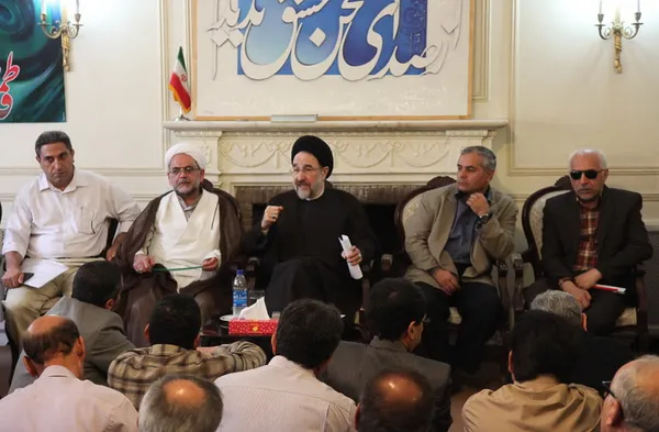 همزمان با سوم خرداد ماه، سالروز حماسه آزادسازی خرمشهر، جمعی از فرزندان شهدا از جمله فرزند شهید جهان&zwnj;آرا، باکری، داود کریمی، عباس کریمی و نیز شماری از پیشکسوتان و فرماندهان دوران دفاع مقدس در لشکرهای ۲۷ محمد رسول الله، ۱۰ سید الشهدا، ۱۱۰ خاتم الانبیا&zwnj;، ۱۱۰ سید الشهدا و... با سید محمد خاتمی دیدار و گفت&zwnj;وگو کردند. /ISNA
